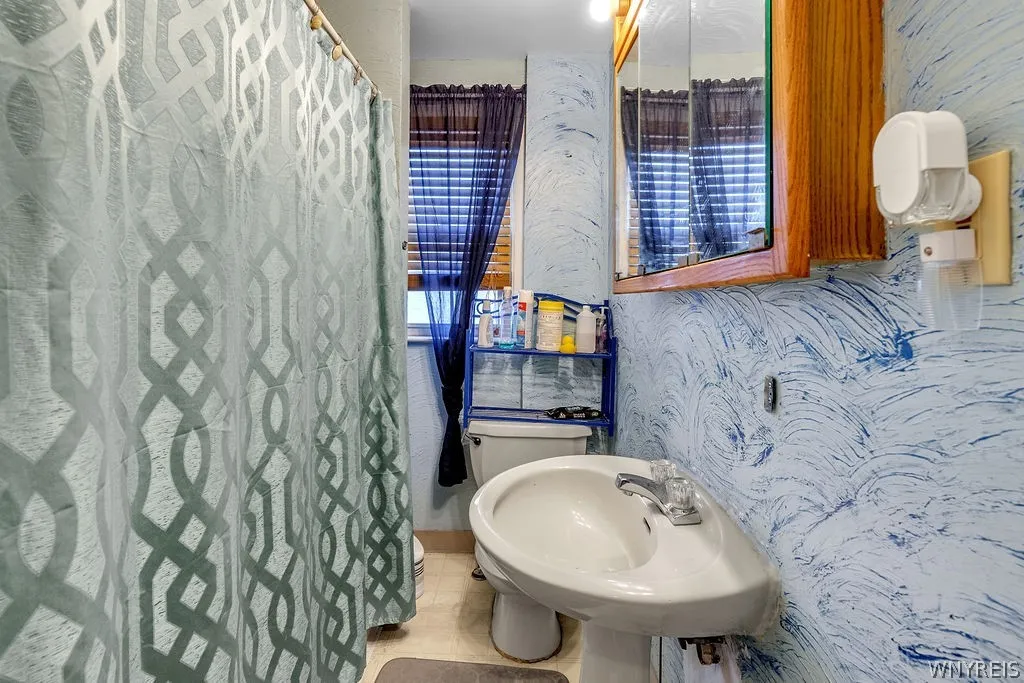 2412 Ontario Avenue, Niagara Falls, New York 14305, Niagara Falls, New York 14305, 3 Bedroom Bedrooms, 6 Room Rooms,1 BathroomBathrooms,Residential,For Sale,2412 Ontario Avenue, Niagara Falls, New York 14305,0,B1724543