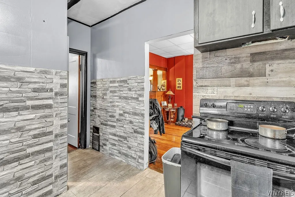 2412 Ontario Avenue, Niagara Falls, New York 14305, Niagara Falls, New York 14305, 3 Bedroom Bedrooms, 6 Room Rooms,1 BathroomBathrooms,Residential,For Sale,2412 Ontario Avenue, Niagara Falls, New York 14305,0,B1724543
