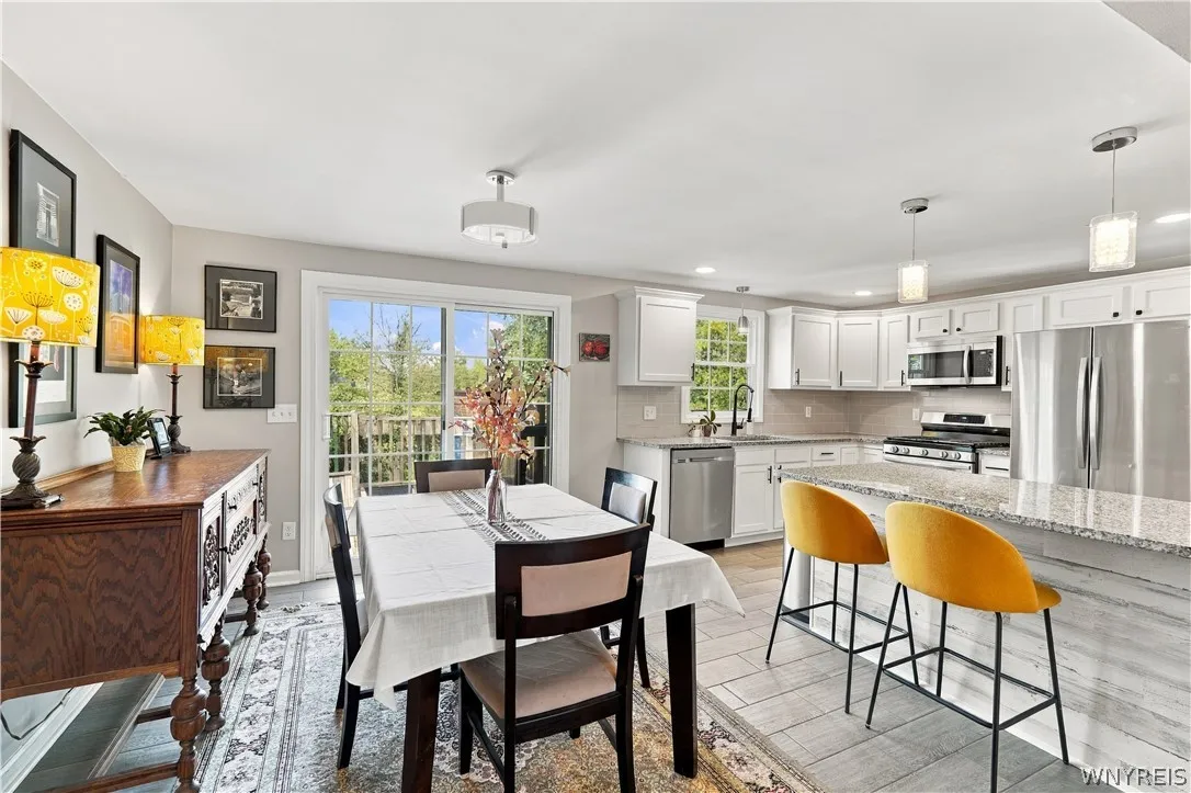Eat-in kitchen
