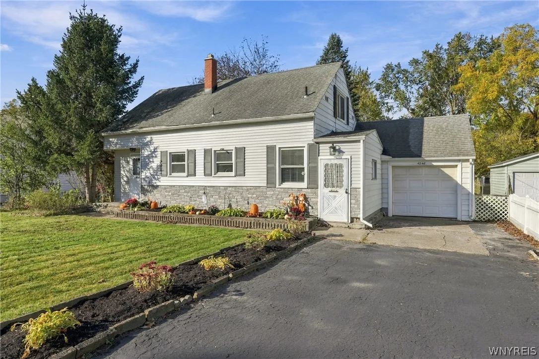 4248 Shimerville Road, Clarence, New York 14031, Clarence, New York 14031, 3 Bedroom Bedrooms, 6 Room Rooms,1 BathroomBathrooms,Residential,For Sale,4248 Shimerville Road, Clarence, New York 14031,0,B1725071