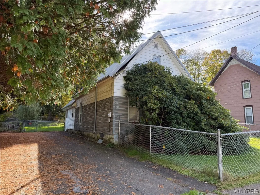 24 East Jefferson Street, Salamanca, New York 1477, Salamanca, New York 14779, 3 Bedroom Bedrooms, 7 Room Rooms,1 BathroomBathrooms,Residential,For Sale,24 East Jefferson Street, Salamanca, New York 1477,0,B1724283