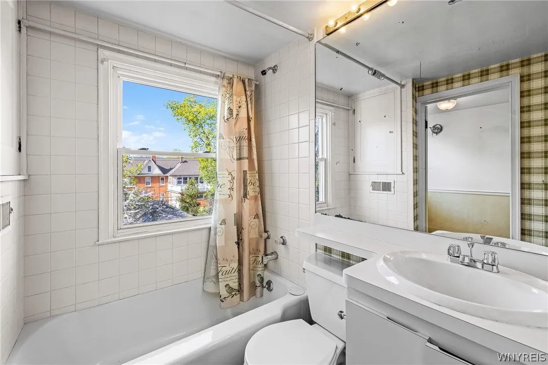 178 Deerhurst Park Boulevard, Tonawanda, New York, Tonawanda, New York 14217, 4 Bedroom Bedrooms, 10 Room Rooms,2 BathroomBathrooms,Residential,For Sale,178 Deerhurst Park Boulevard, Tonawanda, New York ,0,B1724046