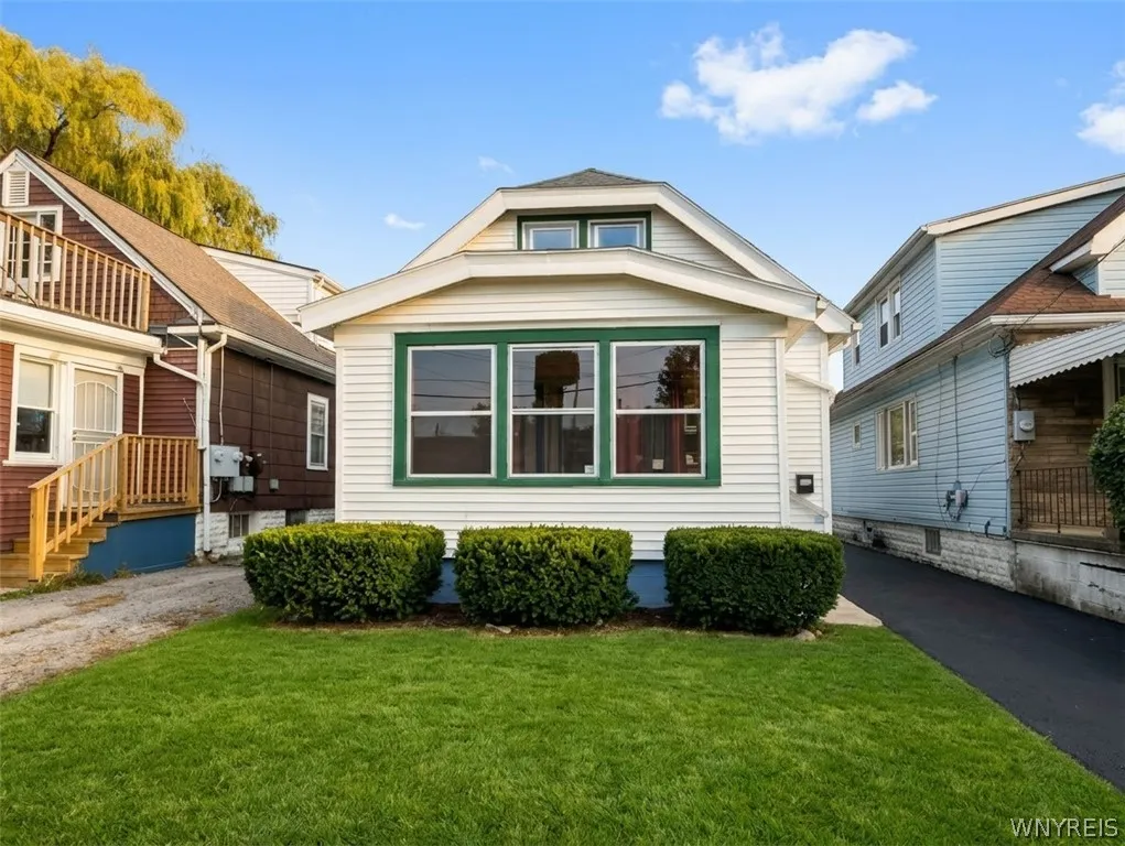 129 Clarence Avenue, Buffalo, New York 14215, Buffalo, New York 14215, 4 Bedroom Bedrooms, 8 Room Rooms,1 BathroomBathrooms,Residential,For Sale,129 Clarence Avenue, Buffalo, New York 14215,0,B1724831