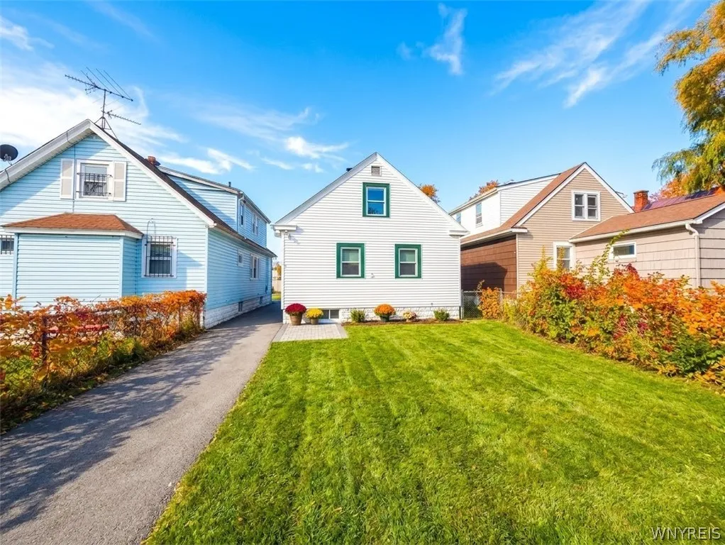 129 Clarence Avenue, Buffalo, New York 14215, Buffalo, New York 14215, 4 Bedroom Bedrooms, 8 Room Rooms,1 BathroomBathrooms,Residential,For Sale,129 Clarence Avenue, Buffalo, New York 14215,0,B1724831