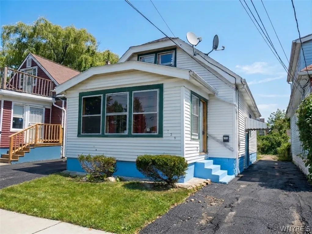 129 Clarence Avenue, Buffalo, New York 14215, Buffalo, New York 14215, 4 Bedroom Bedrooms, 8 Room Rooms,1 BathroomBathrooms,Residential,For Sale,129 Clarence Avenue, Buffalo, New York 14215,0,B1724831