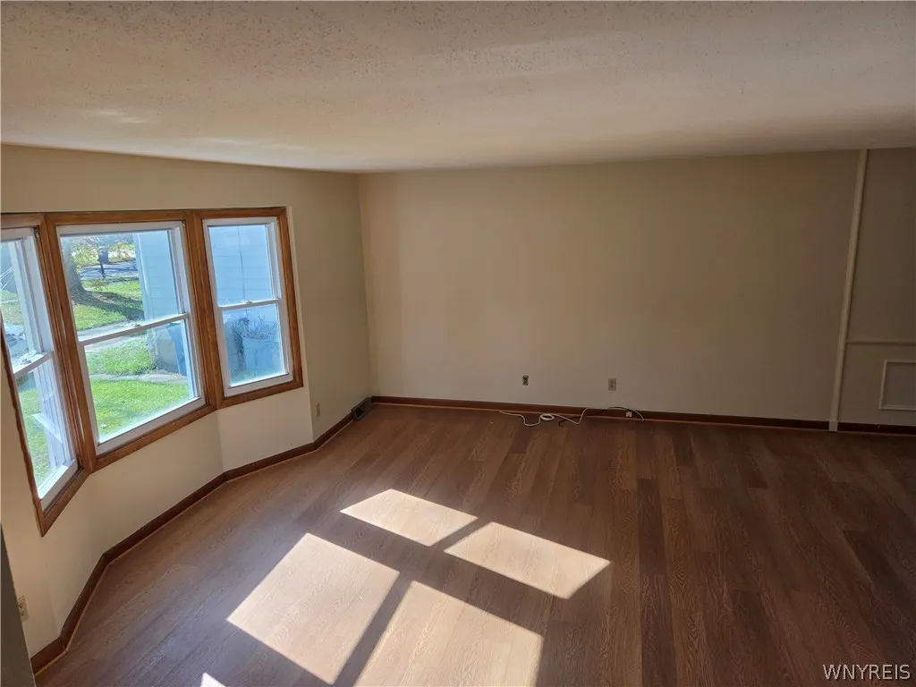 Newer bay window makes the living room nice and bright! Nice new flooring throughout and neutral paint
