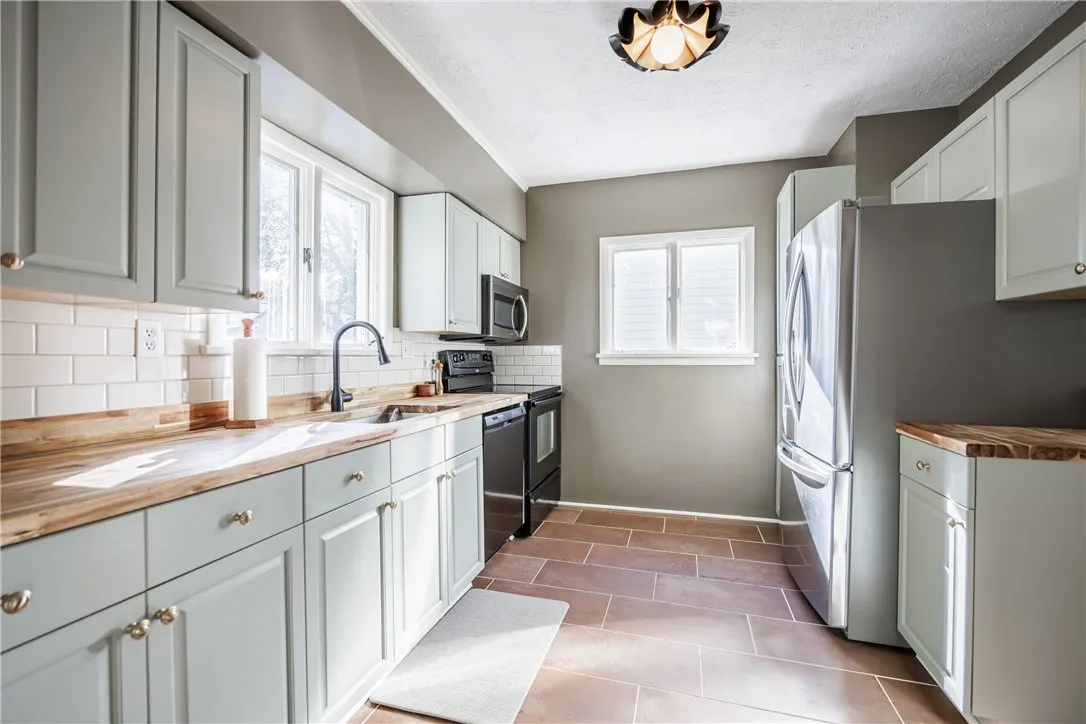3284 Culver Road, Irondequoit, New York 14622, Irondequoit, New York 14622, 3 Bedroom Bedrooms, 8 Room Rooms,1 BathroomBathrooms,Residential,For Sale,3284 Culver Road, Irondequoit, New York 14622,0,R1722669