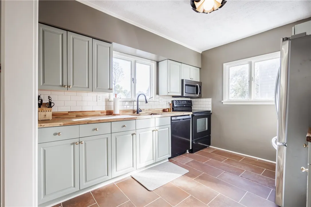 3284 Culver Road, Irondequoit, New York 14622, Irondequoit, New York 14622, 3 Bedroom Bedrooms, 8 Room Rooms,1 BathroomBathrooms,Residential,For Sale,3284 Culver Road, Irondequoit, New York 14622,0,R1722669