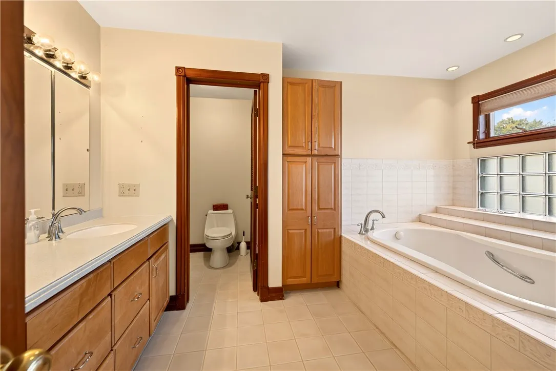 Master suite bath room
