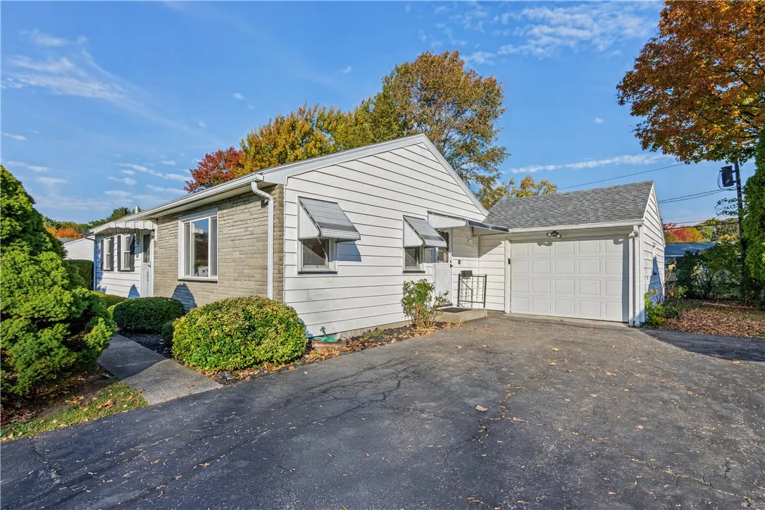 100 Scholfield Road West, Irondequoit, New York 14, Irondequoit, New York 14617, 3 Bedroom Bedrooms, 5 Room Rooms,1 BathroomBathrooms,Residential,For Sale,100 Scholfield Road West, Irondequoit, New York 14,0,R1725158