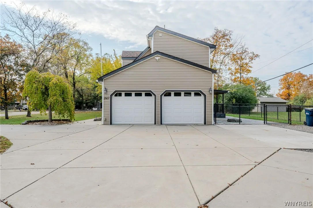 2507 Oak Harbor Road, Grand Island, New York 14072, Grand Island, New York 14072, 4 Bedroom Bedrooms, 9 Room Rooms,3 BathroomBathrooms,Residential,For Sale,2507 Oak Harbor Road, Grand Island, New York 14072,0,B1725437