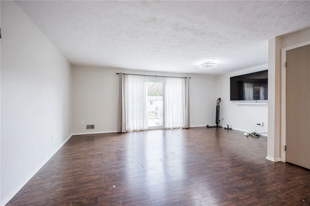 16 Sanders Farm Dr, Penfield, New York 14526, Penfield, New York 14526, 2 Bedroom Bedrooms, 6 Room Rooms,1 BathroomBathrooms,Residential Lease,For Rent,16 Sanders Farm Dr, Penfield, New York 14526,0,R1725480
