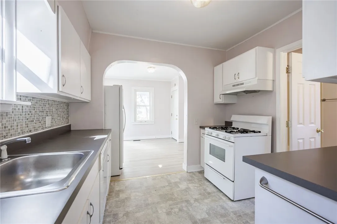 39 Culver Road, Rochester, New York 14620, Rochester, New York 14620, 3 Bedroom Bedrooms, 6 Room Rooms,2 BathroomBathrooms,Residential,For Sale,39 Culver Road, Rochester, New York 14620,0,R1725276