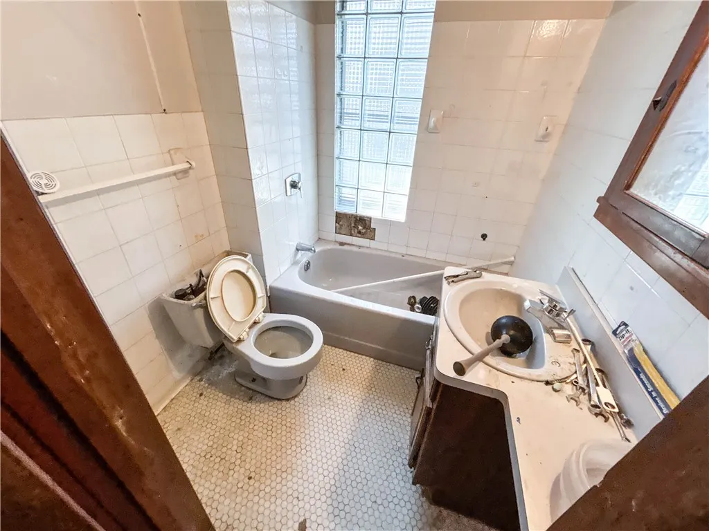 176 Michigan Street, Rochester, New York 14606, Rochester, New York 14606, 5 Bedroom Bedrooms, 8 Room Rooms,2 BathroomBathrooms,Residential,For Sale,176 Michigan Street, Rochester, New York 14606,0,R1725399