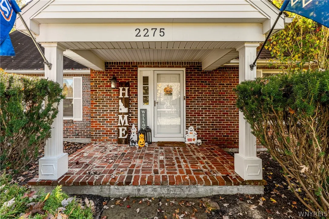 Such a pretty and welcoming front entry.
