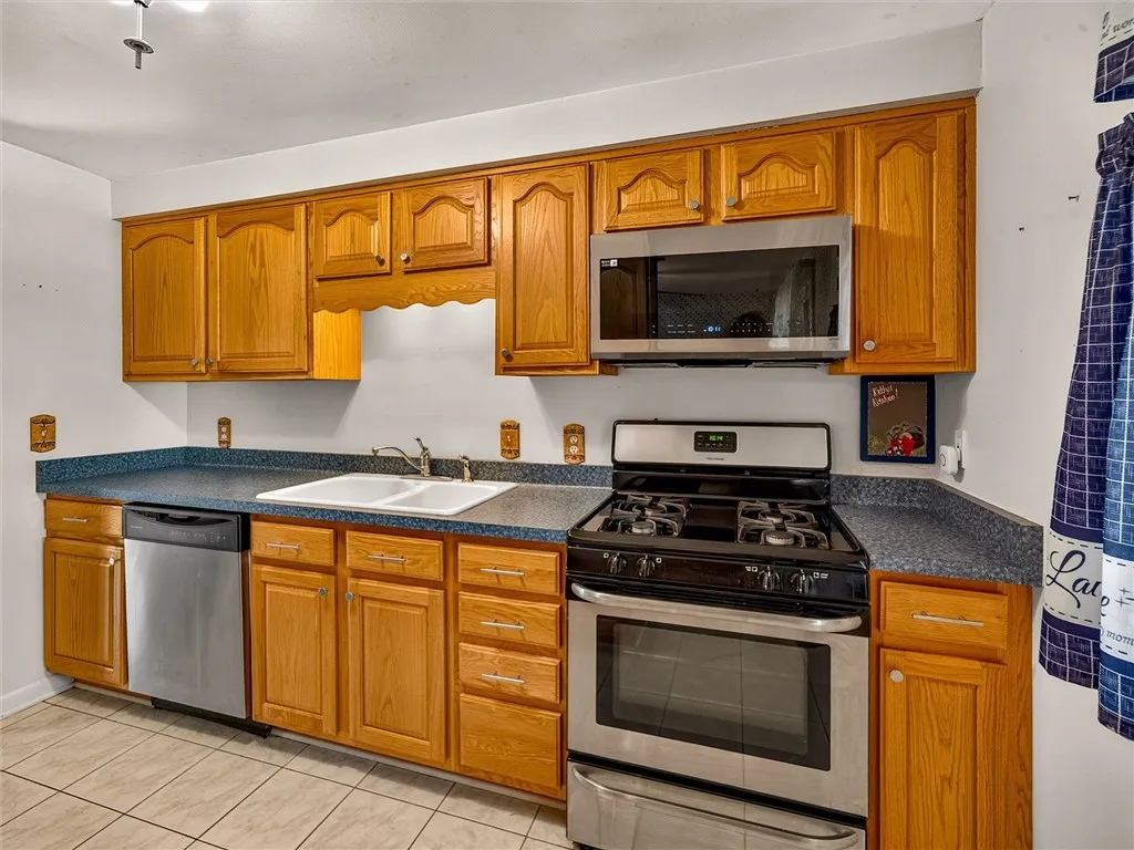 176 Drumcliff Way, Greece, New York 14612, Greece, New York 14612, 4 Bedroom Bedrooms, 8 Room Rooms,1 BathroomBathrooms,Residential,For Sale,176 Drumcliff Way, Greece, New York 14612,0,R1725397