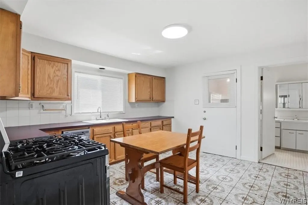 116 College Street, Buffalo, New York 14201, Buffalo, New York 14201, 1 Bedroom Bedrooms, 4 Room Rooms,1 BathroomBathrooms,Residential Lease,For Rent,116 College Street, Buffalo, New York 14201,0,B1725679