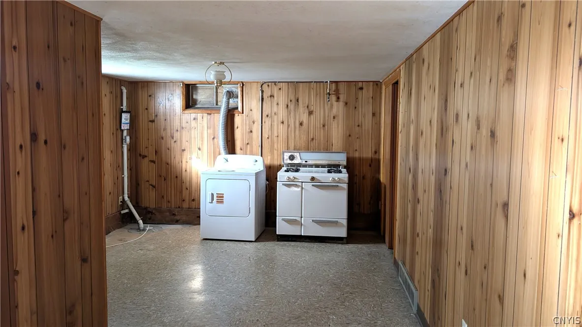 303 Woods Avenue North, Salina, New York 13206, Salina, New York 13206, 2 Bedroom Bedrooms, 5 Room Rooms,2 BathroomBathrooms,Residential,For Sale,303 Woods Avenue North, Salina, New York 13206,0,S1725544