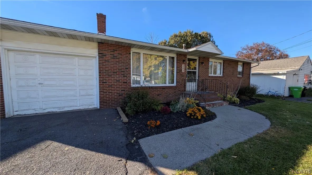 303 Woods Avenue North, Salina, New York 13206, Salina, New York 13206, 2 Bedroom Bedrooms, 5 Room Rooms,2 BathroomBathrooms,Residential,For Sale,303 Woods Avenue North, Salina, New York 13206,0,S1725544