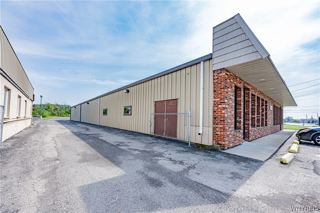 2925 Military Road, Niagara, New York 14304, Niagara, New York 14304, ,Commercial Sale,For Sale,2925 Military Road, Niagara, New York 14304,B1366596