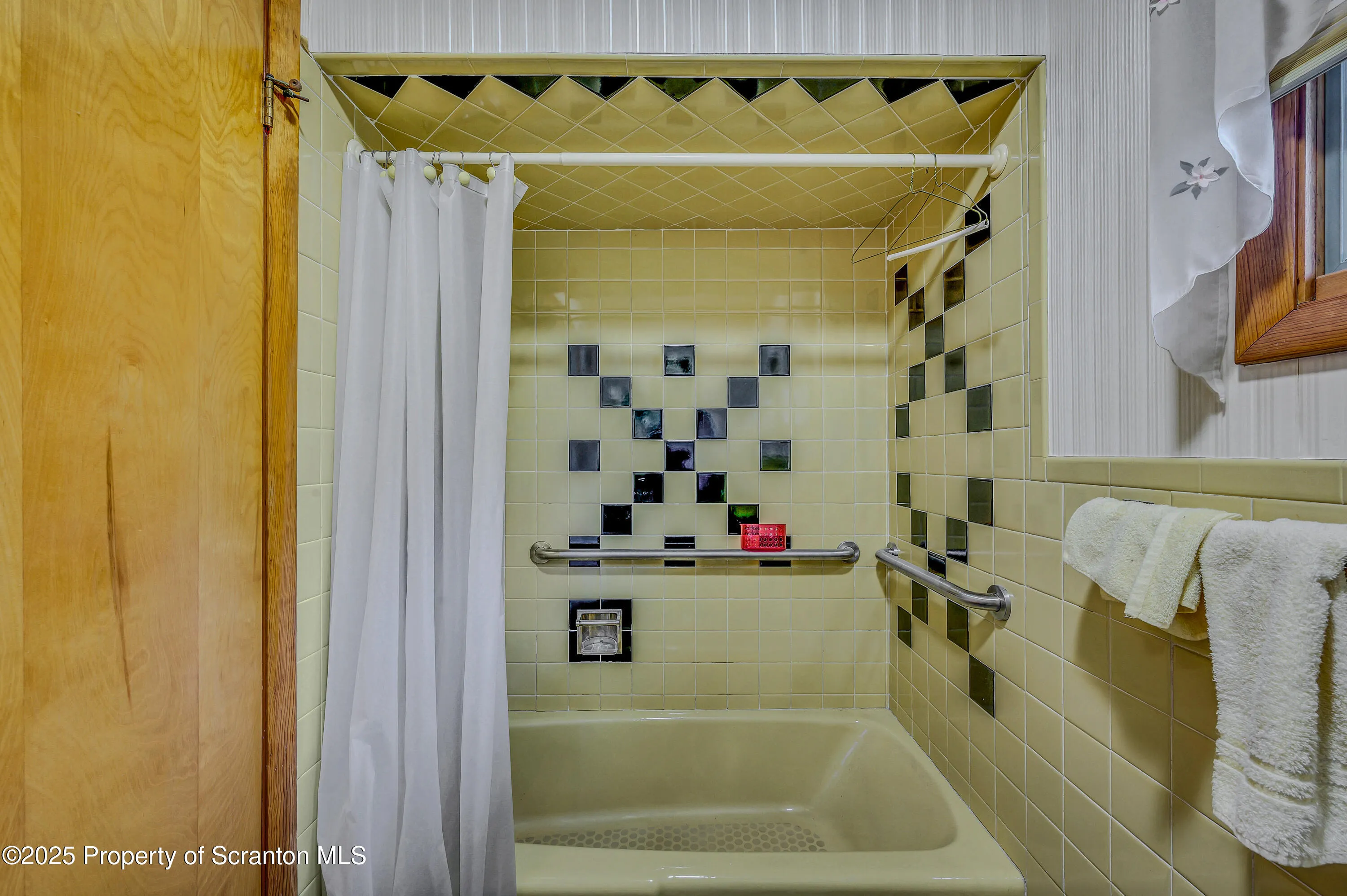 616 Hospital Street, Taylor, Pennsylvania 18517, 4 Bedrooms Bedrooms, 9 Rooms Rooms,3 BathroomsBathrooms,Residential,For Sale,Hospital,SC251537