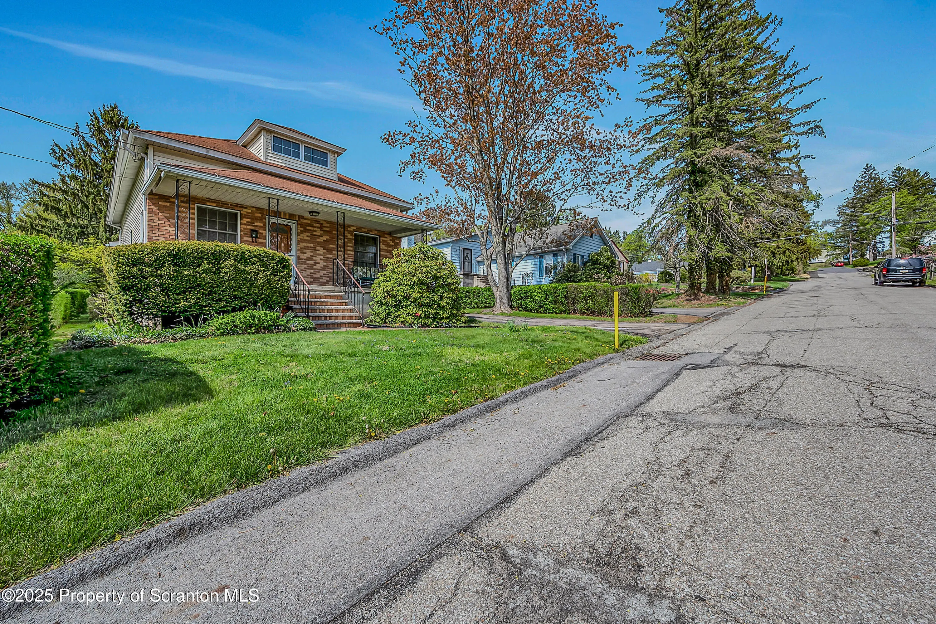 108 Armstrong Avenue, Clarks Green, Pennsylvania 18411, 3 Bedrooms Bedrooms, 7 Rooms Rooms,2 BathroomsBathrooms,Residential,For Sale,Armstrong,SC252008