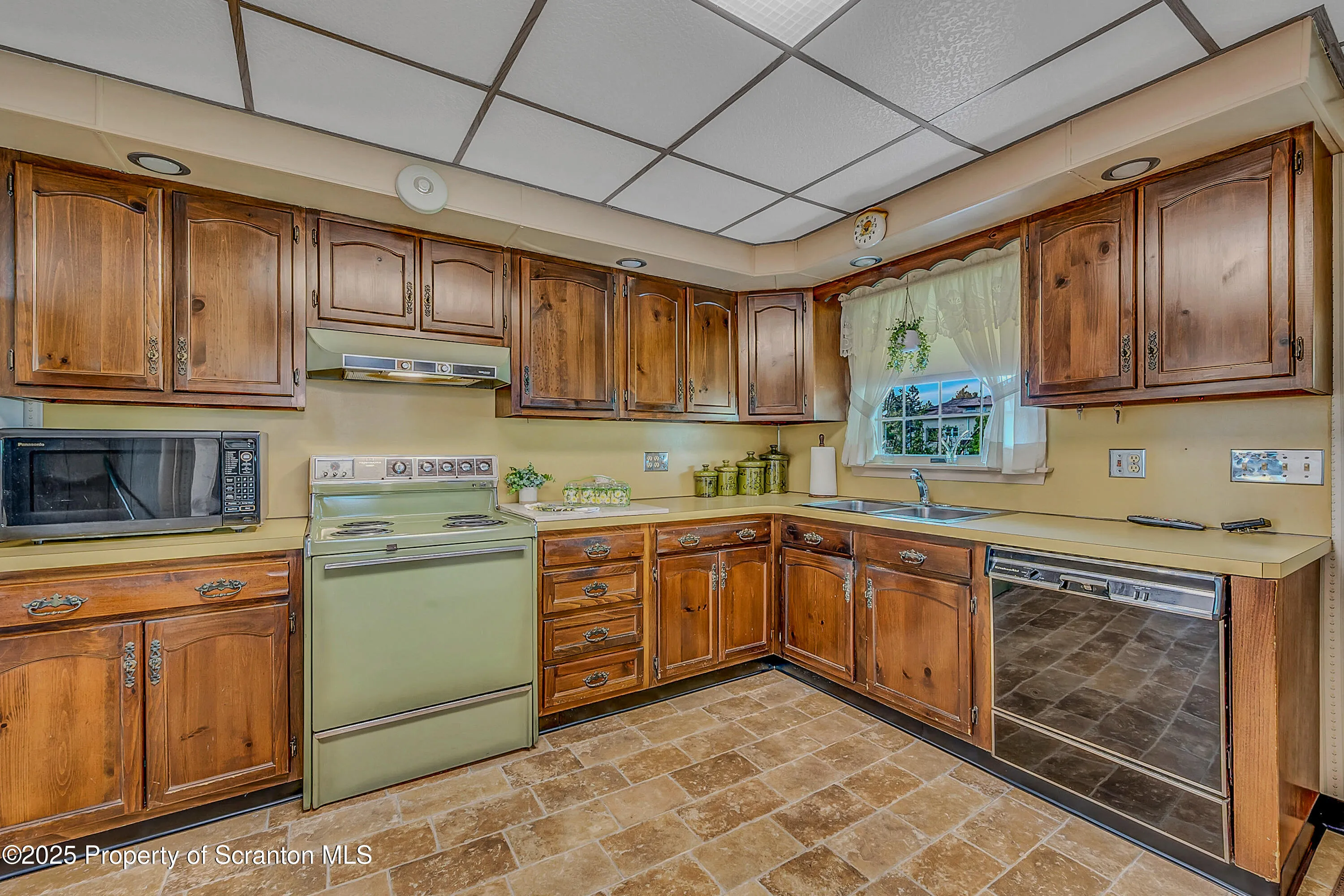 108 Armstrong Avenue, Clarks Green, Pennsylvania 18411, 3 Bedrooms Bedrooms, 7 Rooms Rooms,2 BathroomsBathrooms,Residential,For Sale,Armstrong,SC252008