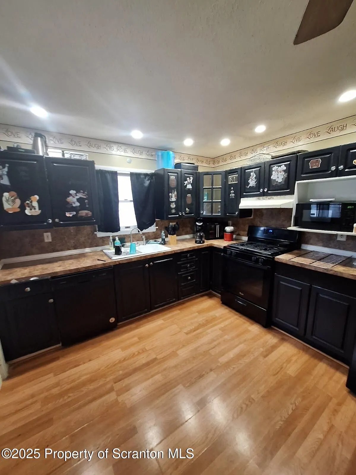 239 W Division Street, Wilkes-barre, Pennsylvania 18706, 3 Bedrooms Bedrooms, 6 Rooms Rooms,2 BathroomsBathrooms,Residential,For Sale,Division,SC252309
