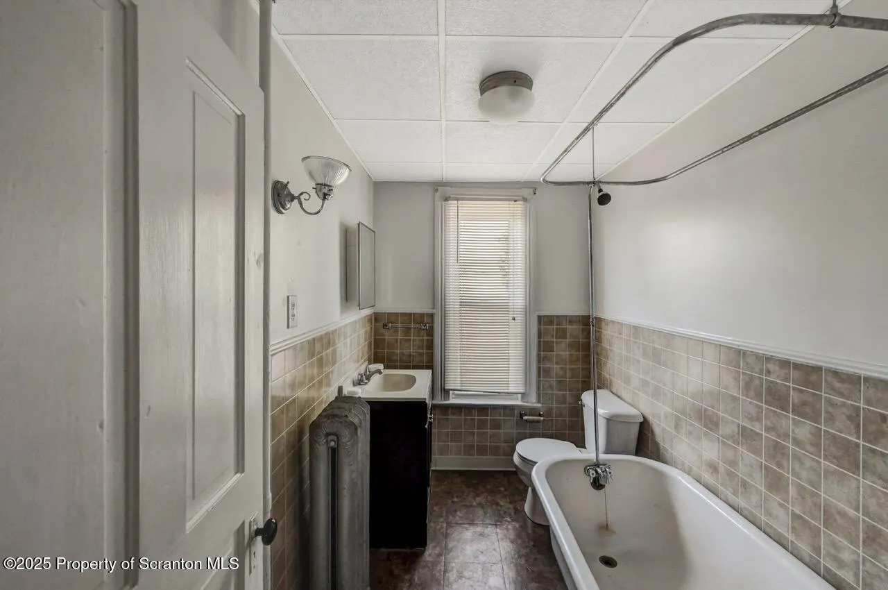 126-128 S. Rebecca Ave S Avenue Unit 126-128 - R 130, Scranton, Pennsylvania 18504, 9 Bedrooms Bedrooms, ,4 BathroomsBathrooms,Residential Income,For Sale,S. Rebecca Ave,SC252573