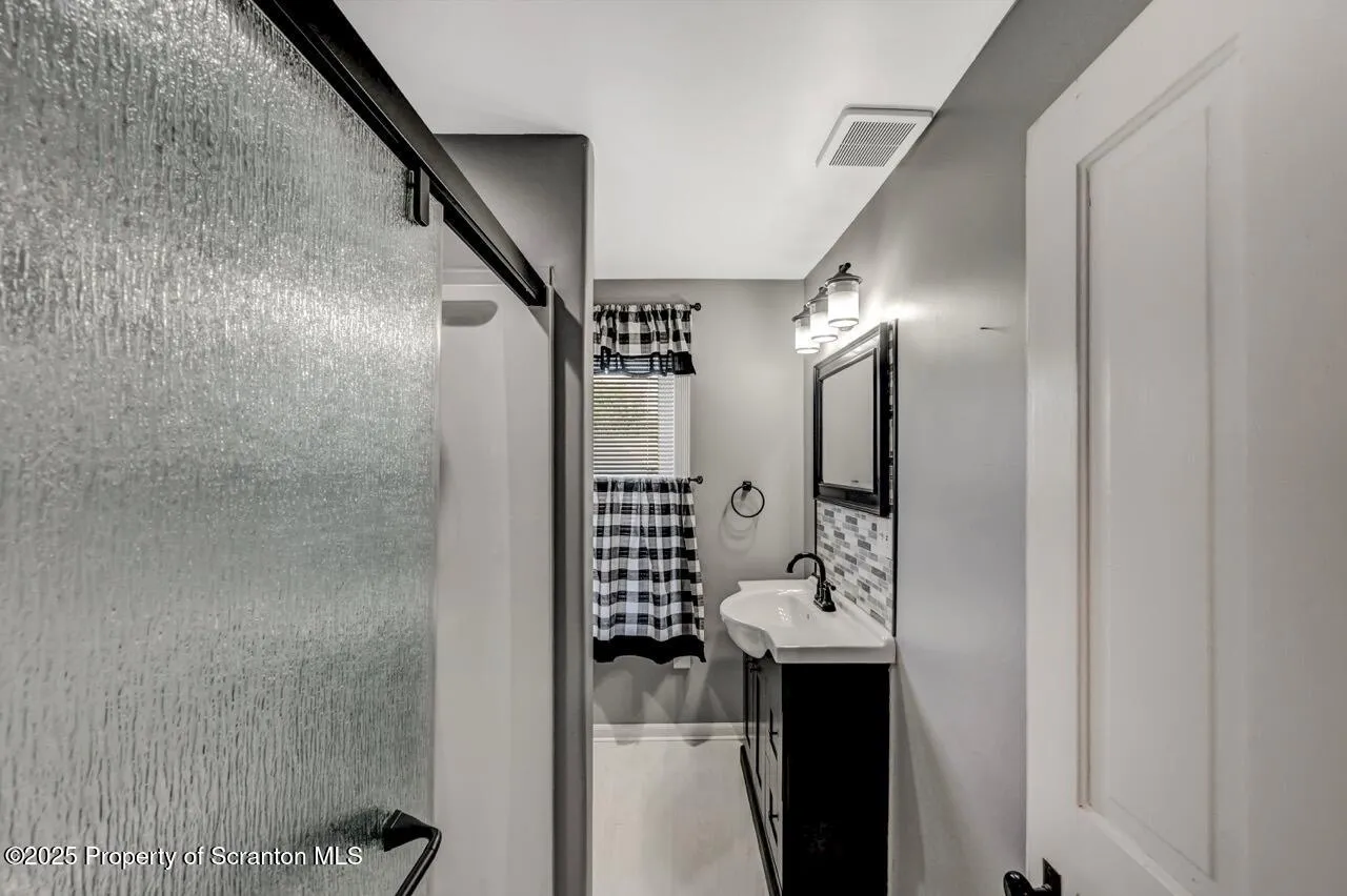 126-128 S. Rebecca Ave S Avenue Unit 126-128 - R 130, Scranton, Pennsylvania 18504, 9 Bedrooms Bedrooms, ,4 BathroomsBathrooms,Residential Income,For Sale,S. Rebecca Ave,SC252573