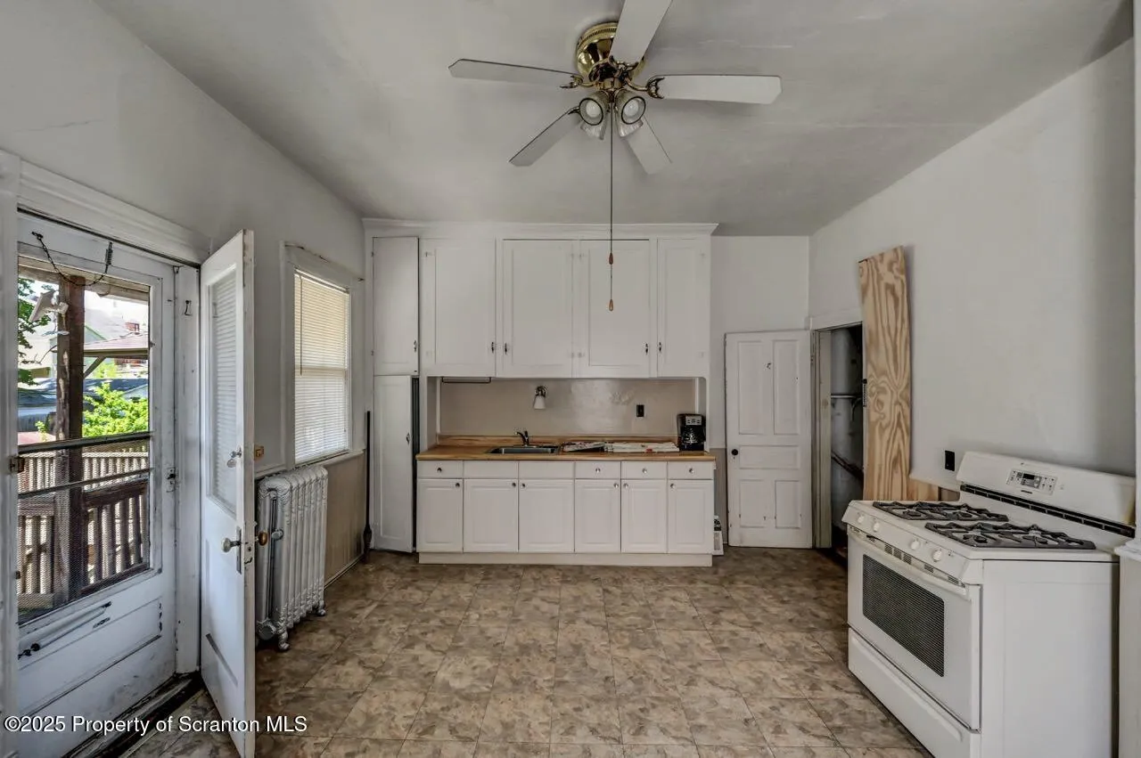 126-128 S. Rebecca Ave S Avenue Unit 126-128 - R 130, Scranton, Pennsylvania 18504, 9 Bedrooms Bedrooms, ,4 BathroomsBathrooms,Residential Income,For Sale,S. Rebecca Ave,SC252573