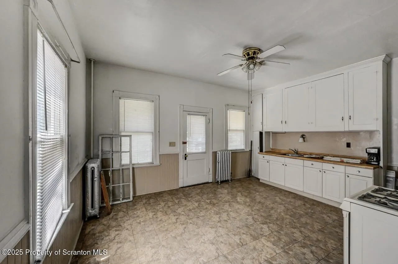 126-128 S. Rebecca Ave S Avenue Unit 126-128 - R 130, Scranton, Pennsylvania 18504, 9 Bedrooms Bedrooms, ,4 BathroomsBathrooms,Residential Income,For Sale,S. Rebecca Ave,SC252573