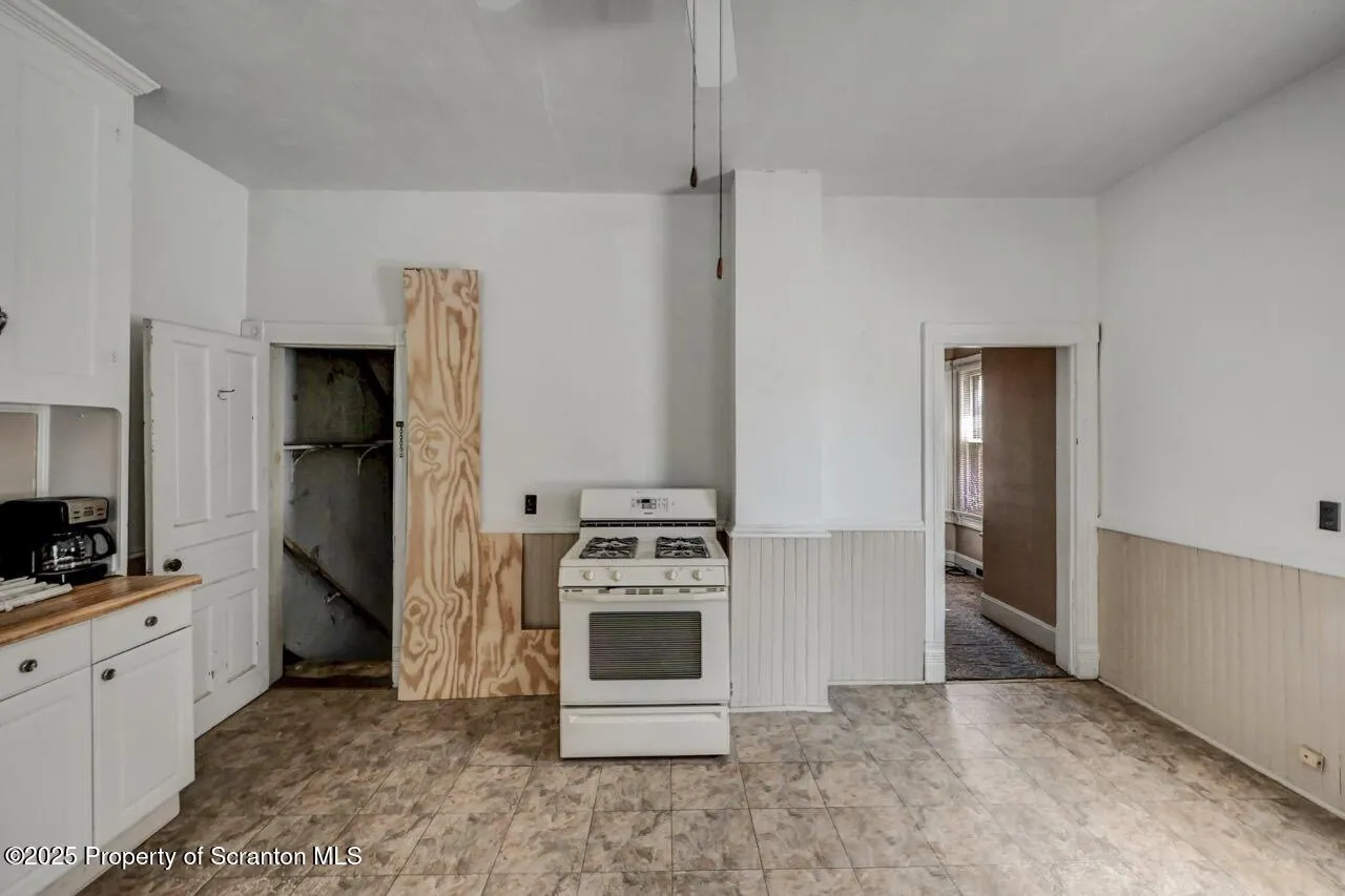 126-128 S. Rebecca Ave S Avenue Unit 126-128 - R 130, Scranton, Pennsylvania 18504, 9 Bedrooms Bedrooms, ,4 BathroomsBathrooms,Residential Income,For Sale,S. Rebecca Ave,SC252573