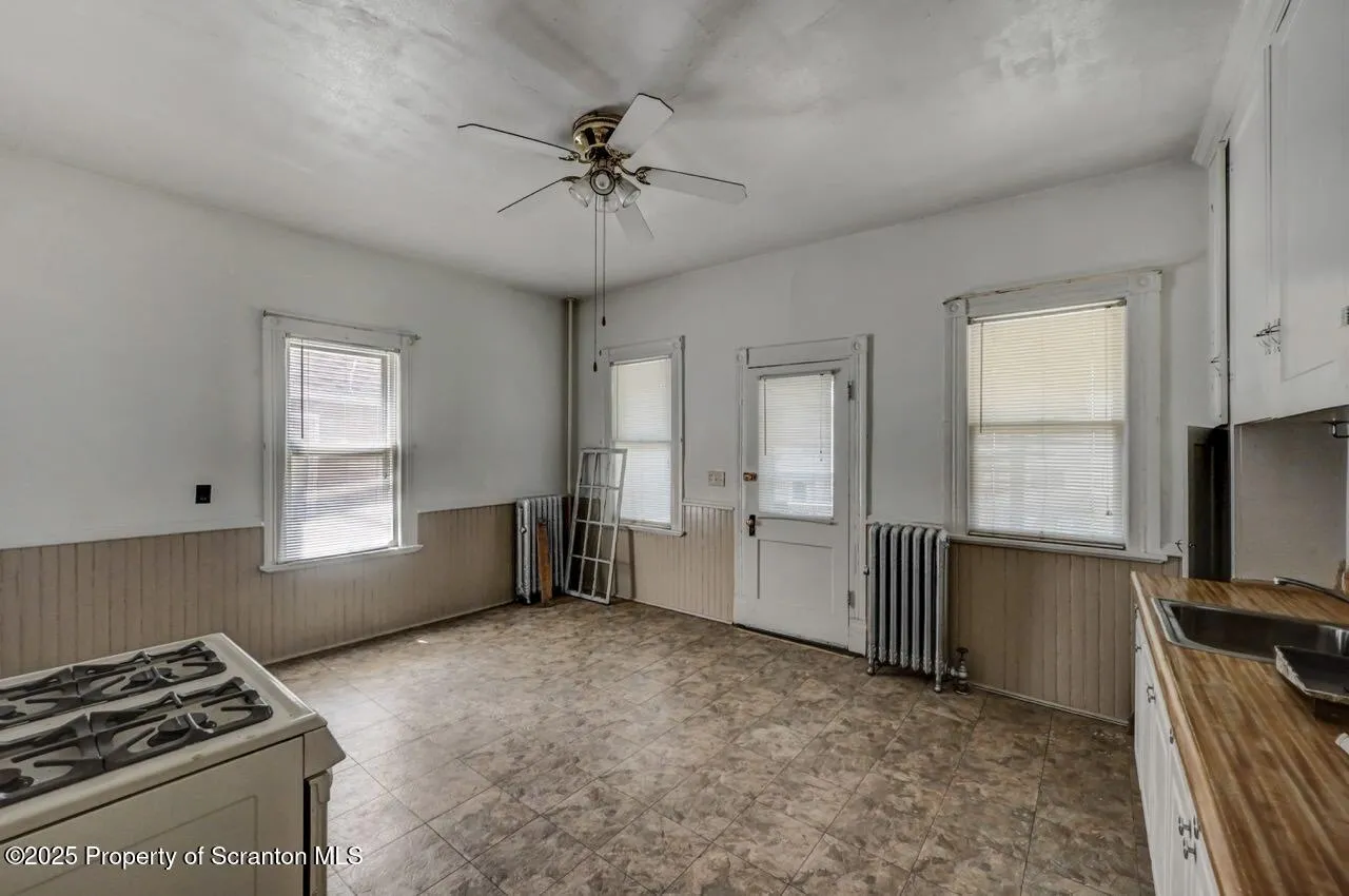 126-128 S. Rebecca Ave S Avenue Unit 126-128 - R 130, Scranton, Pennsylvania 18504, 9 Bedrooms Bedrooms, ,4 BathroomsBathrooms,Residential Income,For Sale,S. Rebecca Ave,SC252573