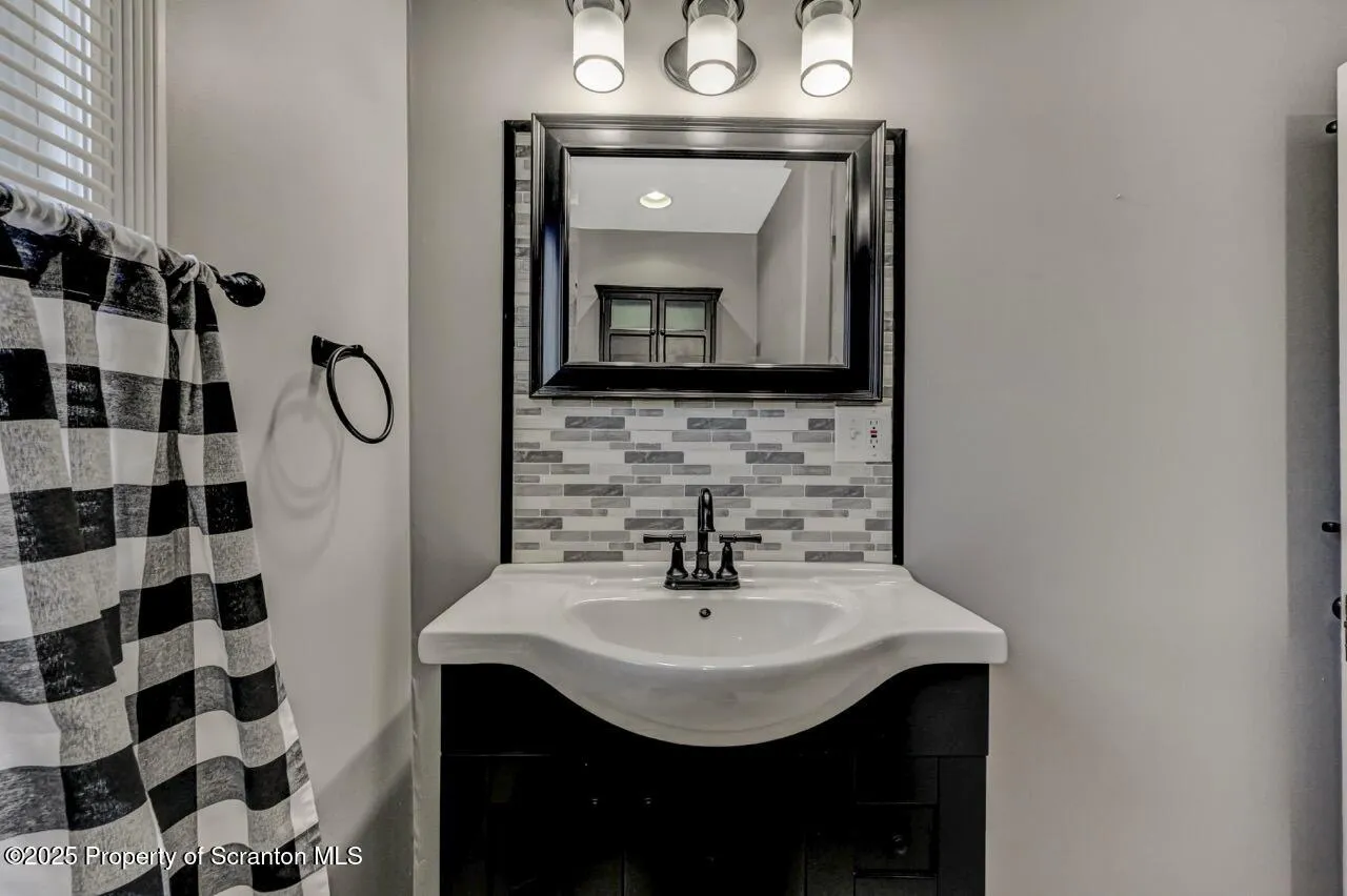 126-128 S. Rebecca Ave S Avenue Unit 126-128 - R 130, Scranton, Pennsylvania 18504, 9 Bedrooms Bedrooms, ,4 BathroomsBathrooms,Residential Income,For Sale,S. Rebecca Ave,SC252573