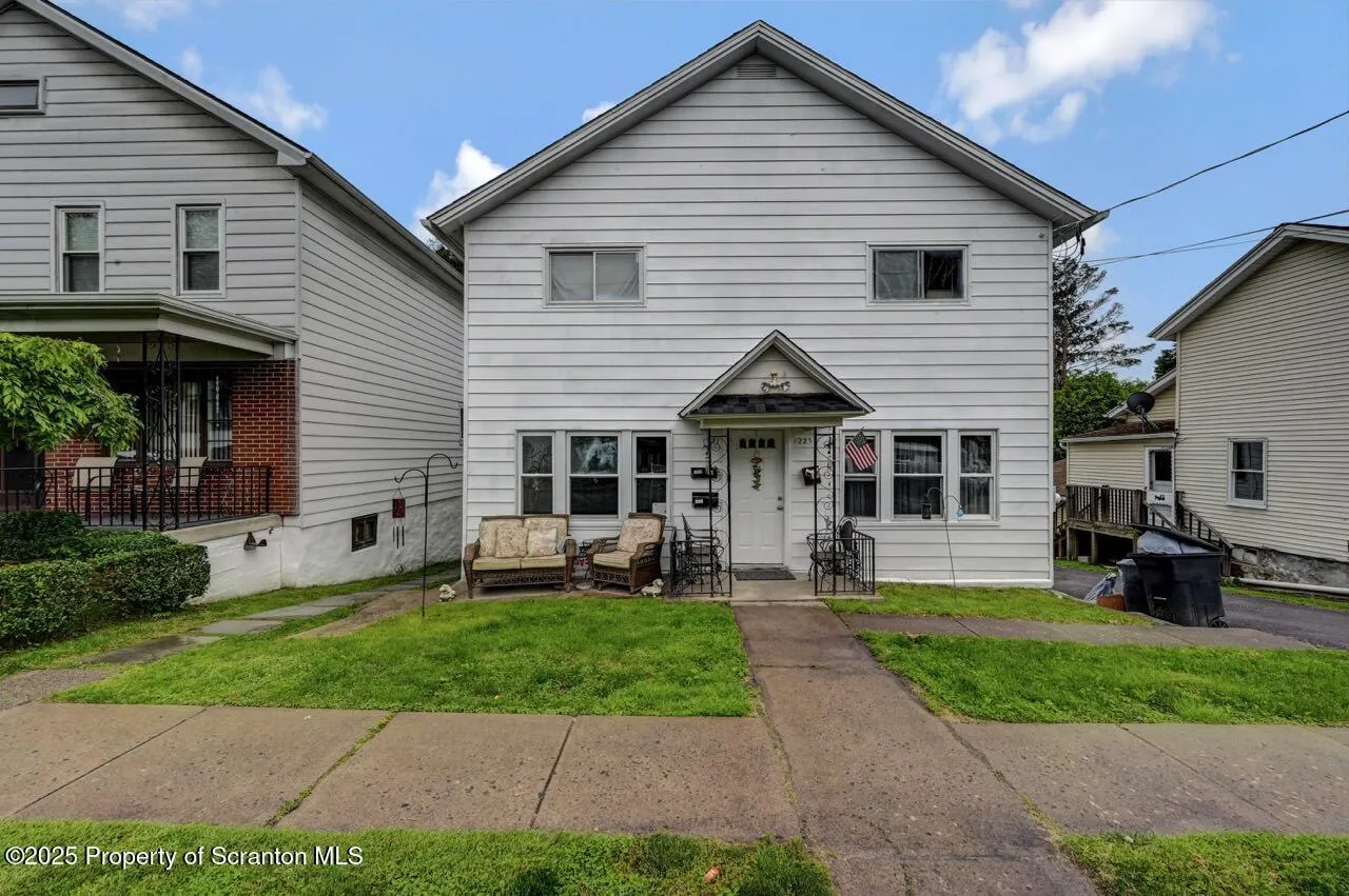 1221 1223 Eynon Street, Scranton, Pennsylvania 18504, 5 Bedrooms Bedrooms, ,3 BathroomsBathrooms,Residential Income,For Sale,1223 Eynon,SC252770
