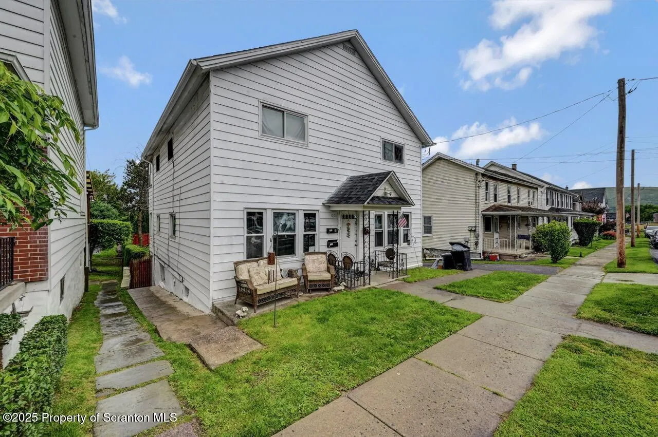1221 1223 Eynon Street, Scranton, Pennsylvania 18504, 5 Bedrooms Bedrooms, ,3 BathroomsBathrooms,Residential Income,For Sale,1223 Eynon,SC252770