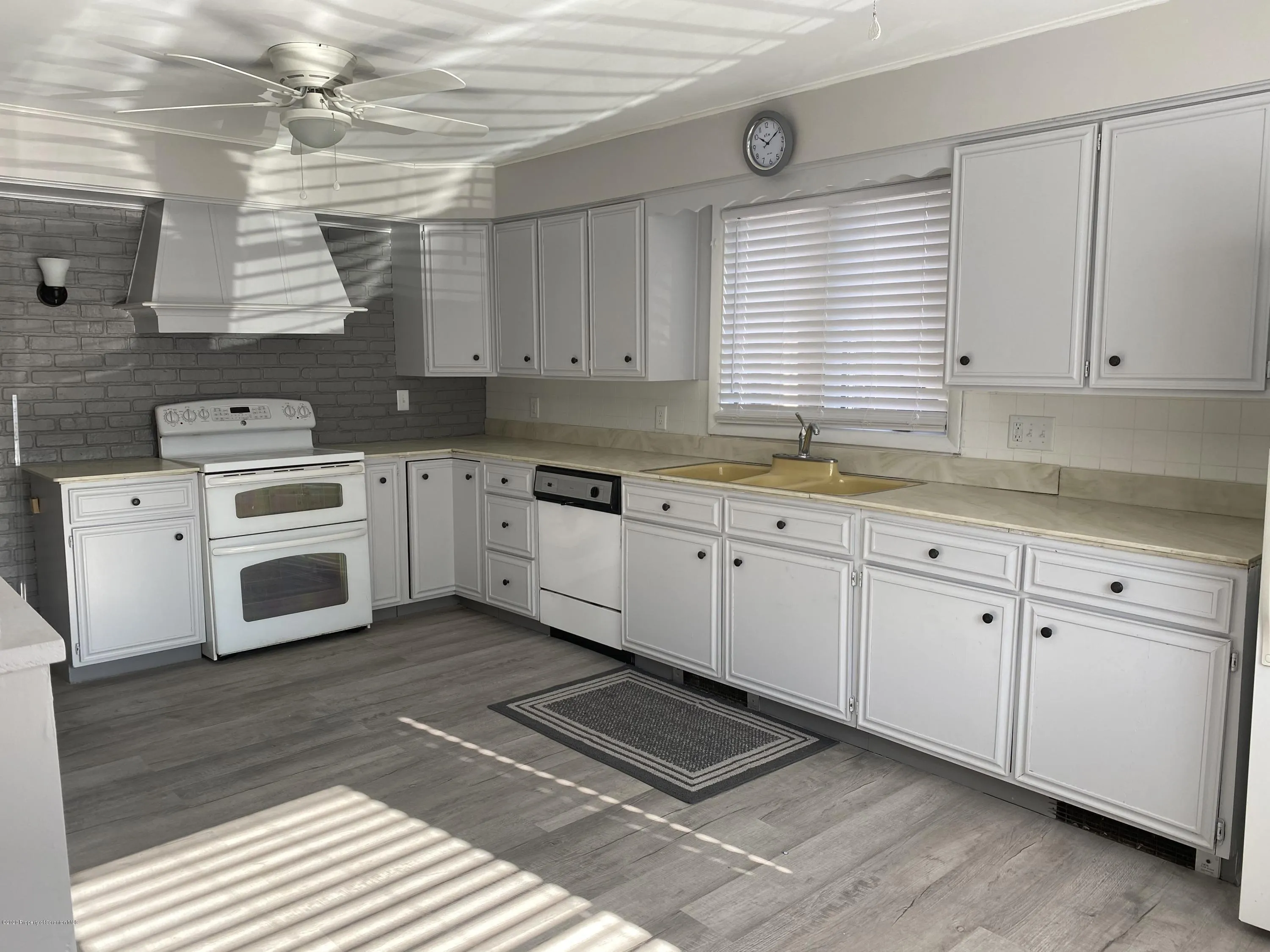 131 S Blakely Street, Dunmore, Pennsylvania 18509, 1 Bedroom Bedrooms, 4 Rooms Rooms,2 BathroomsBathrooms,Residential Lease,For Rent,Blakely,SC253035