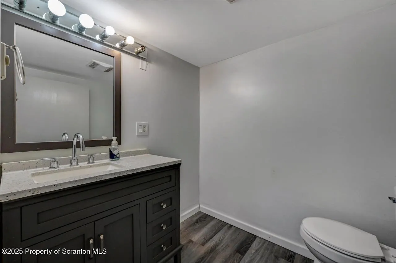 211 Hill Street, Dupont, Pennsylvania 18641, 2 Bedrooms Bedrooms, 5 Rooms Rooms,2 BathroomsBathrooms,Residential,For Sale,Hill,SC253065