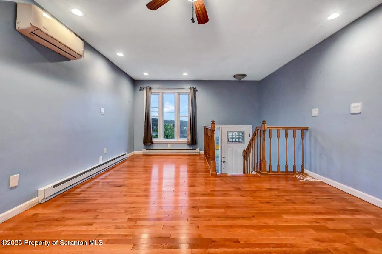 211 Hill Street, Dupont, Pennsylvania 18641, 2 Bedrooms Bedrooms, 5 Rooms Rooms,2 BathroomsBathrooms,Residential,For Sale,Hill,SC253065