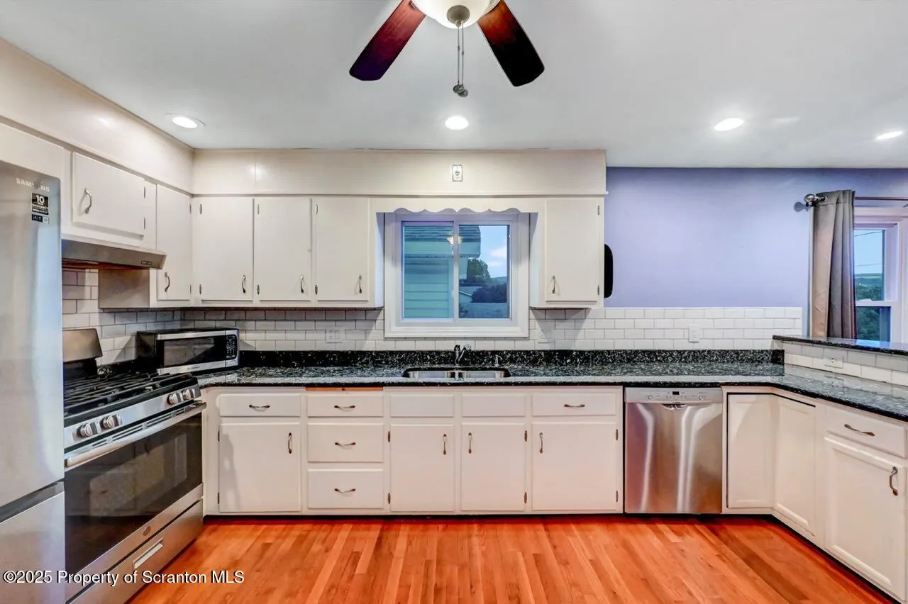 211 Hill Street, Dupont, Pennsylvania 18641, 2 Bedrooms Bedrooms, 5 Rooms Rooms,2 BathroomsBathrooms,Residential,For Sale,Hill,SC253065