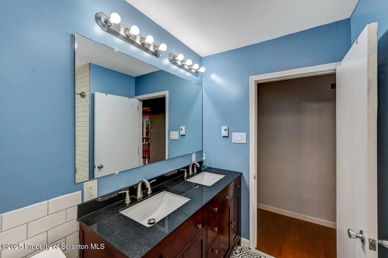 211 Hill Street, Dupont, Pennsylvania 18641, 2 Bedrooms Bedrooms, 5 Rooms Rooms,2 BathroomsBathrooms,Residential,For Sale,Hill,SC253065