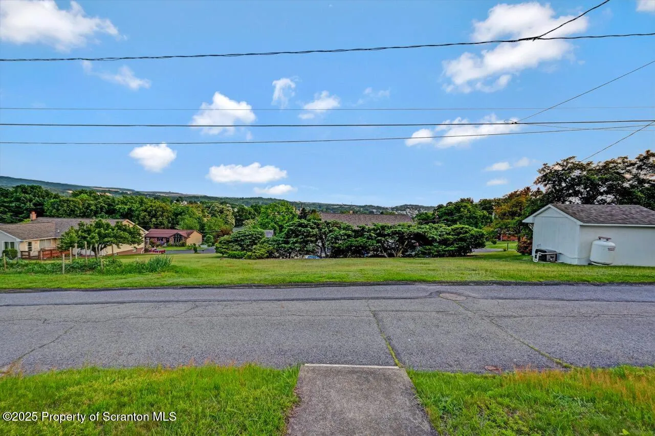 211 Hill Street, Dupont, Pennsylvania 18641, 2 Bedrooms Bedrooms, 5 Rooms Rooms,2 BathroomsBathrooms,Residential,For Sale,Hill,SC253065