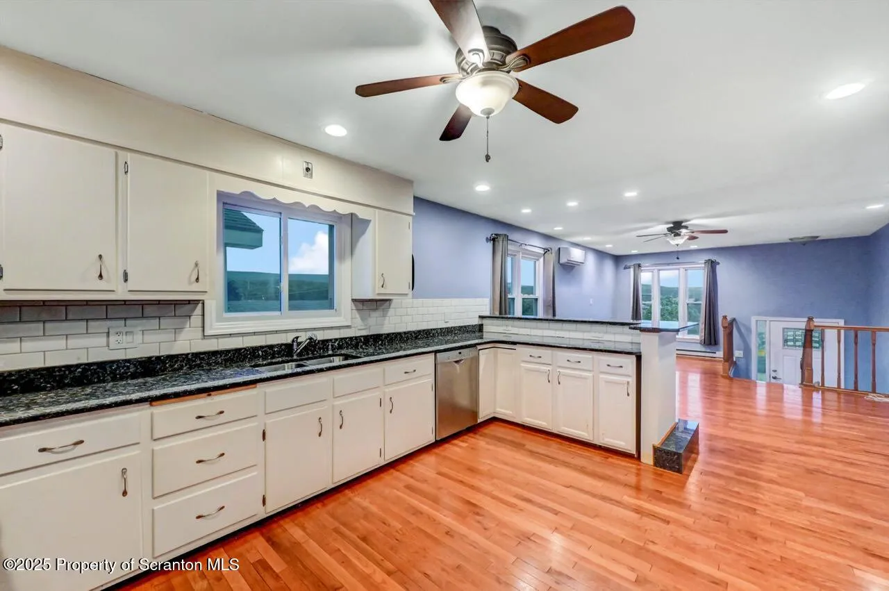 211 Hill Street, Dupont, Pennsylvania 18641, 2 Bedrooms Bedrooms, 5 Rooms Rooms,2 BathroomsBathrooms,Residential,For Sale,Hill,SC253065