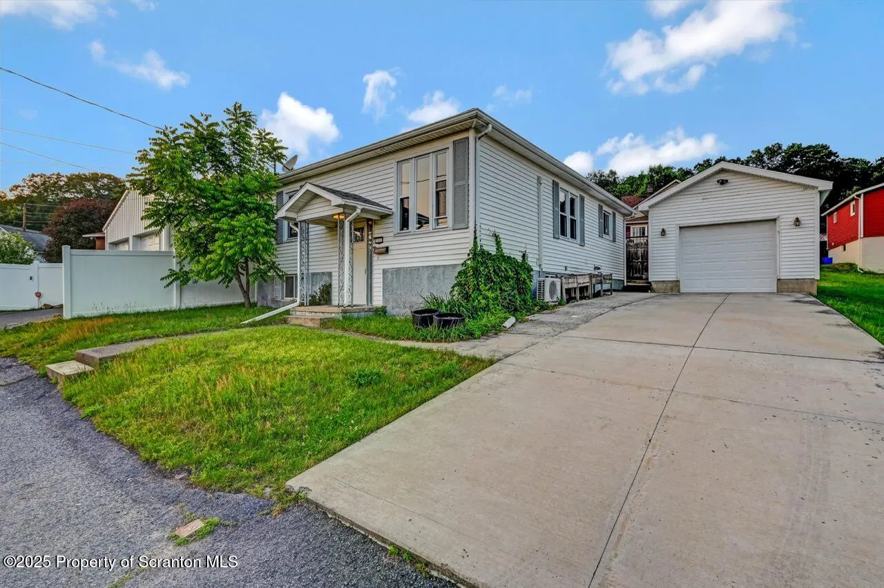 211 Hill Street, Dupont, Pennsylvania 18641, 2 Bedrooms Bedrooms, 5 Rooms Rooms,2 BathroomsBathrooms,Residential,For Sale,Hill,SC253065