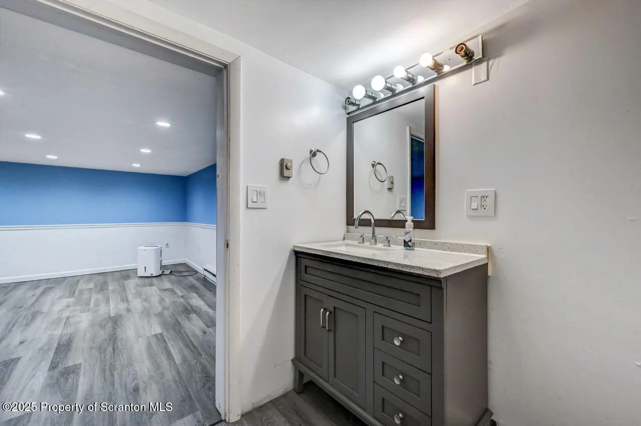 211 Hill Street, Dupont, Pennsylvania 18641, 2 Bedrooms Bedrooms, 5 Rooms Rooms,2 BathroomsBathrooms,Residential,For Sale,Hill,SC253065