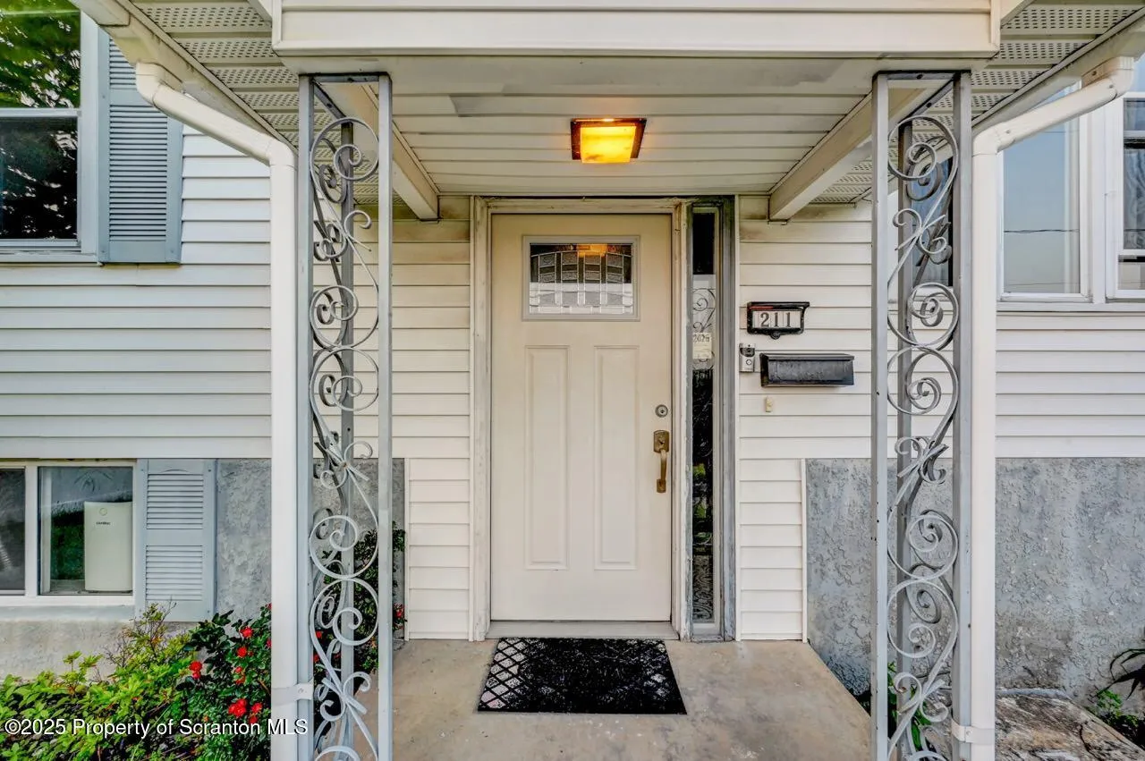211 Hill Street, Dupont, Pennsylvania 18641, 2 Bedrooms Bedrooms, 5 Rooms Rooms,2 BathroomsBathrooms,Residential,For Sale,Hill,SC253065