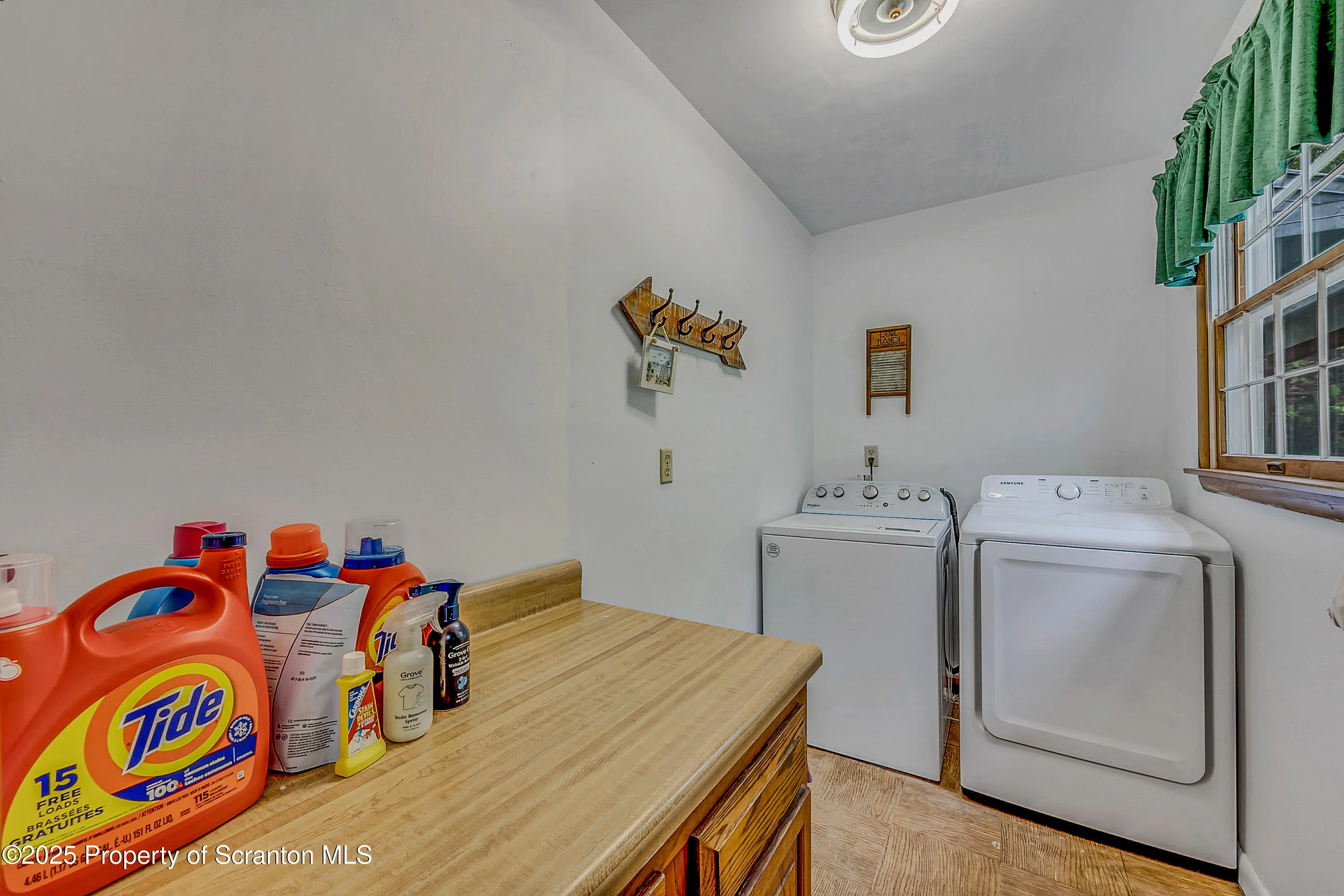 304 Sunset Rd, Roaring Brook Twp, Pennsylvania 18444, 4 Bedrooms Bedrooms, 10 Rooms Rooms,3 BathroomsBathrooms,Residential,For Sale,Sunset Rd,SC253113