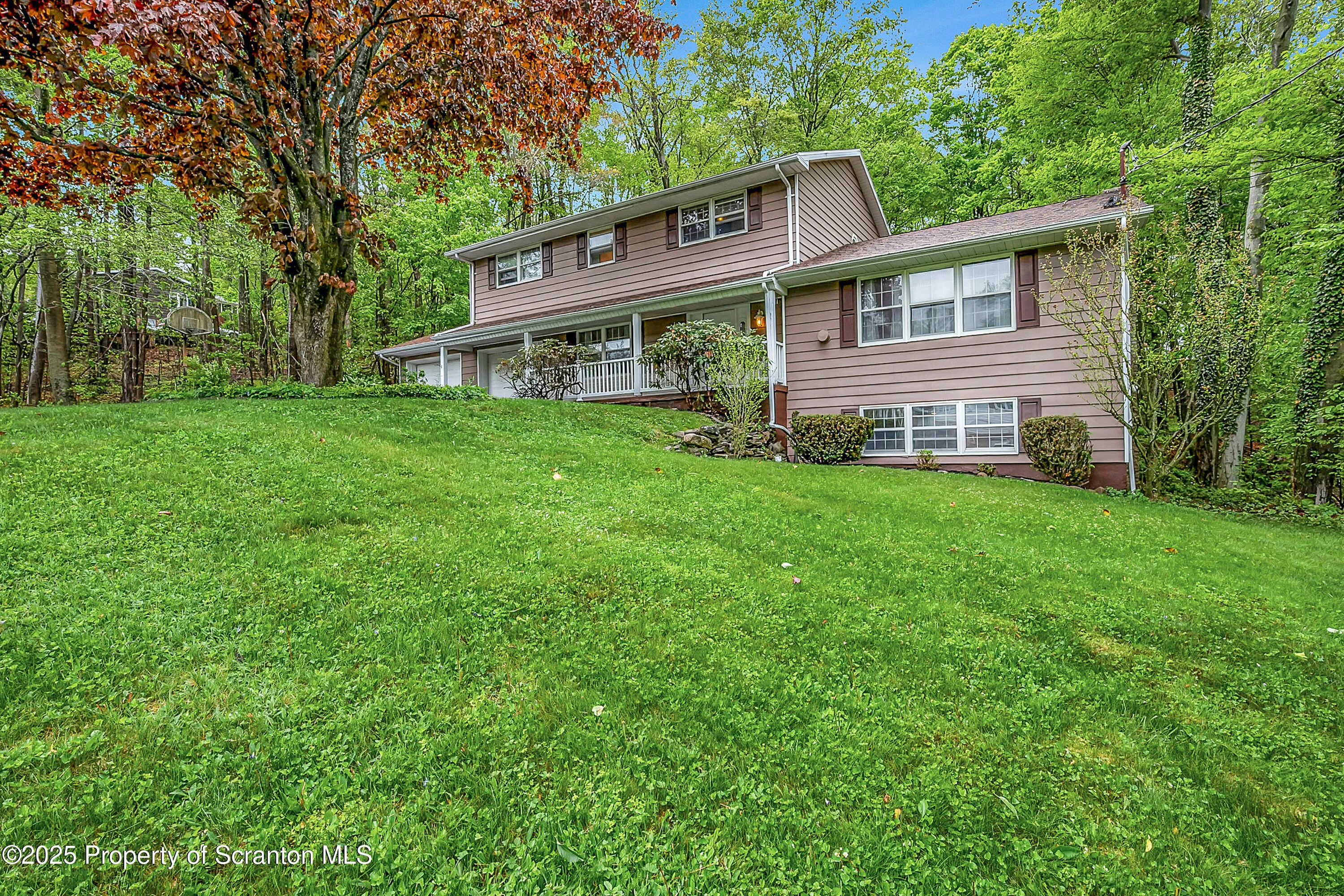 304 Sunset Rd, Roaring Brook Twp, Pennsylvania 18444, 4 Bedrooms Bedrooms, 10 Rooms Rooms,3 BathroomsBathrooms,Residential,For Sale,Sunset Rd,SC253113