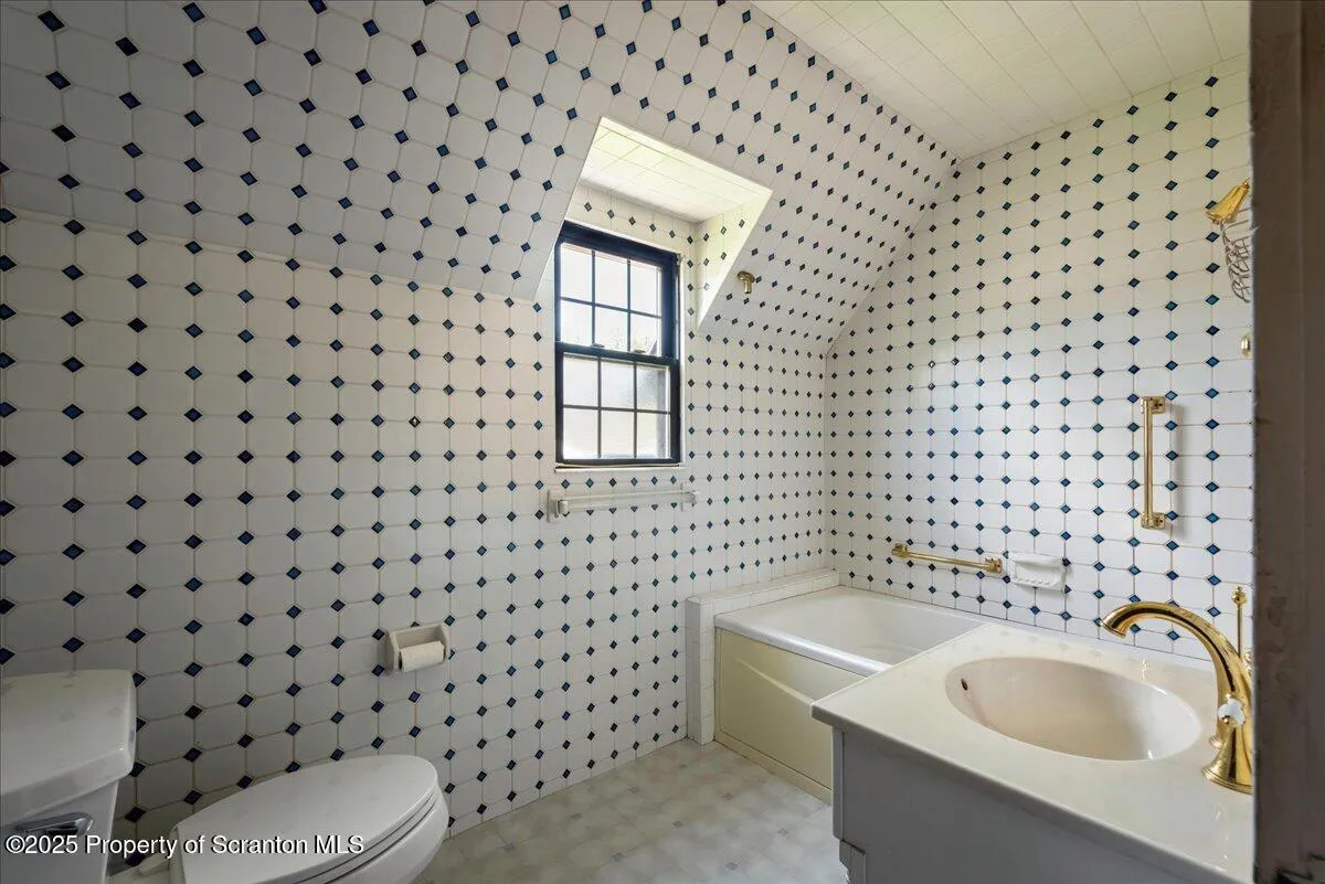 84 River Street, Forty Fort, Pennsylvania 18704, 3 Bedrooms Bedrooms, 8 Rooms Rooms,2 BathroomsBathrooms,Residential,For Sale,River,SC253145